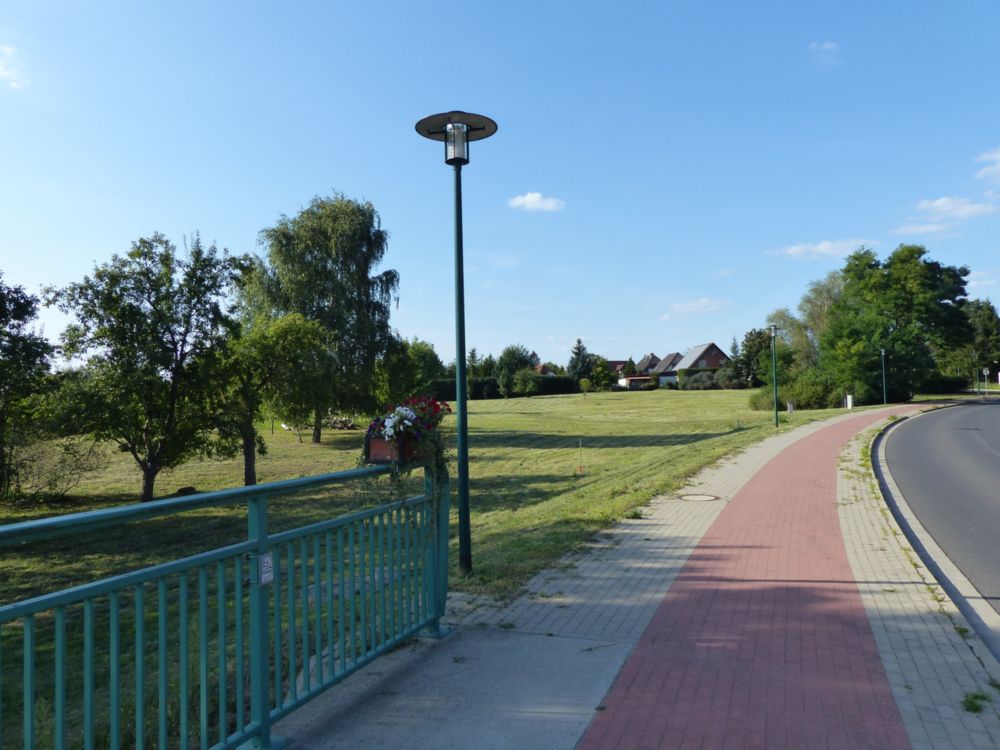 Brücke -Straßenverlauf neu